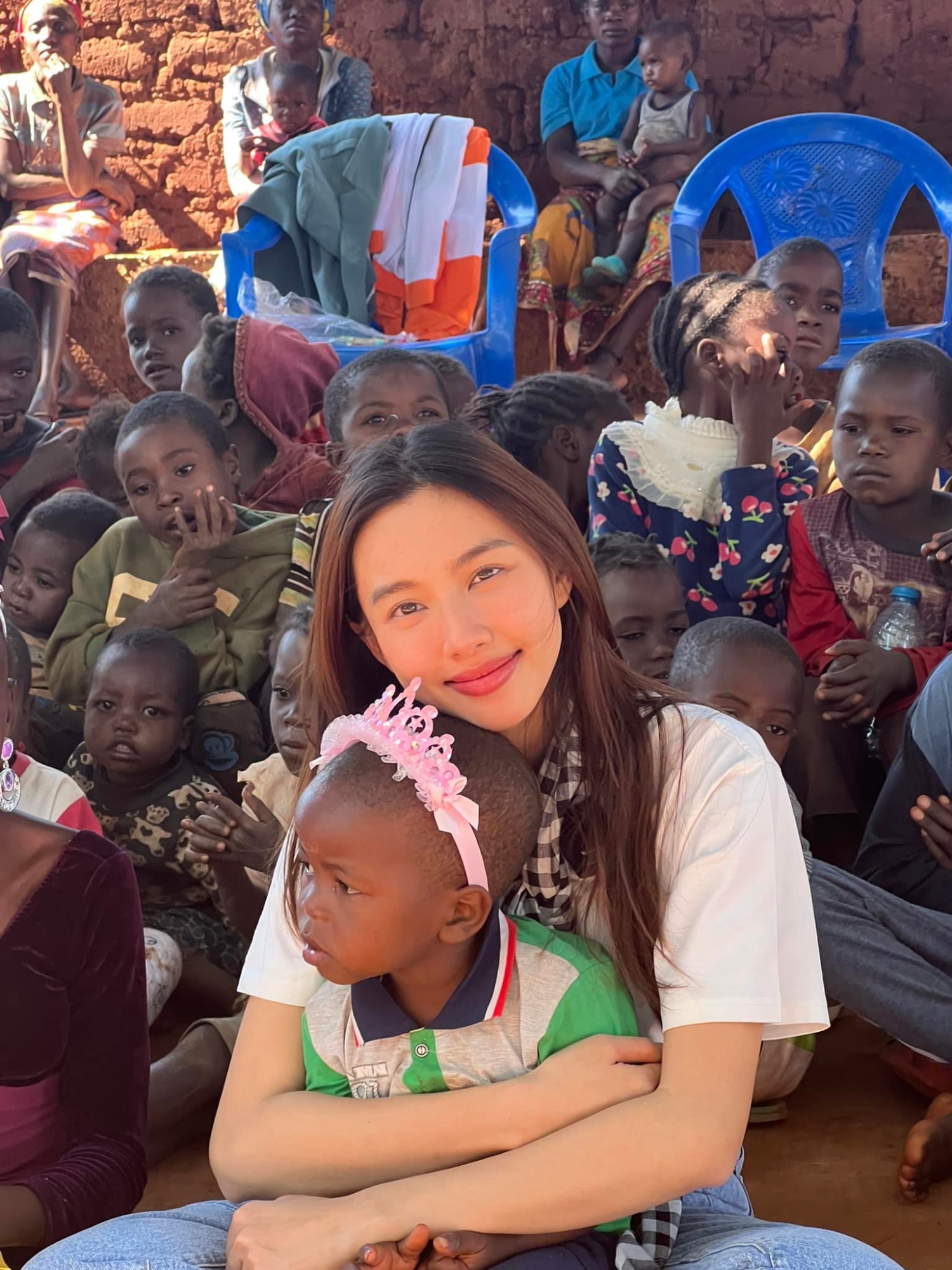 Hé lộ số tiền quỹ 'khủng' hoa hậu Thùy Tiên tự bỏ ra trong chuyến từ thiện ở Châu Phi - Ảnh 3